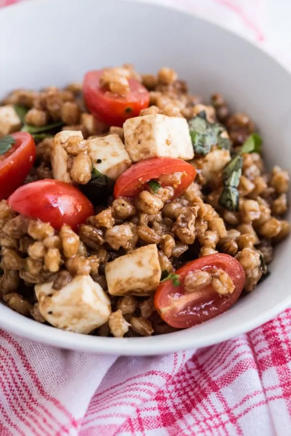 Tomato + Farro Mozzarella Salad Recipe | Healthy vegetarian recipes, weeknight dinner ideas and more from @cydconverse