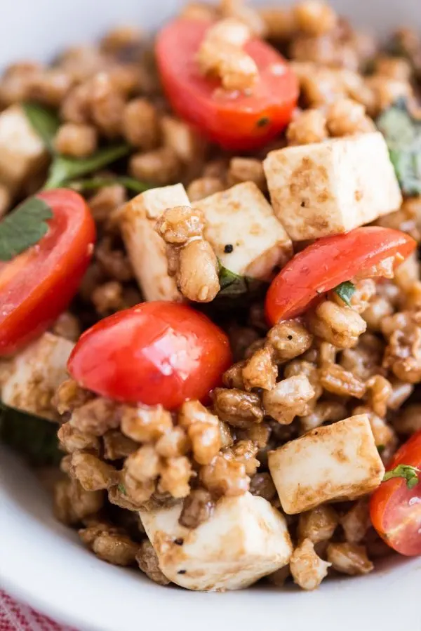 Tomato + Farro Mozzarella Salad Recipe | Healthy vegetarian recipes, weeknight dinner ideas and more from @cydconverse