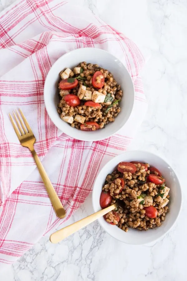 Tomato + Farro Mozzarella Salad Recipe | Healthy vegetarian recipes, weeknight dinner ideas and more from @cydconverse