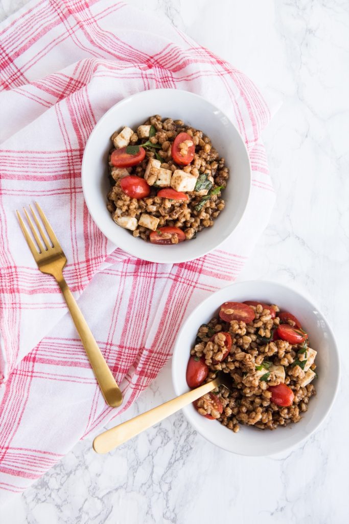 Tomato + Farro Mozzarella Salad Recipe | Healthy vegetarian recipes, weeknight dinner ideas and more from @cydconverse