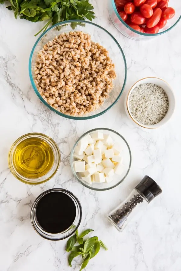 Tomato + Farro Mozzarella Salad Recipe | Healthy vegetarian recipes, weeknight dinner ideas and more from @cydconverse