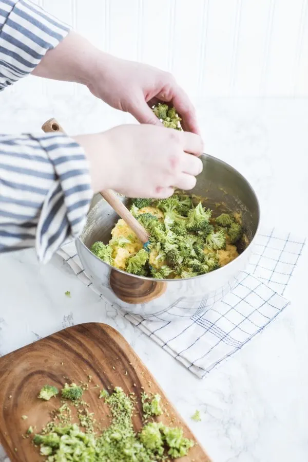 Cheesy Broccoli Cornbread Recipe | Easy recipes, entertaining tips, party ideas, party appetizers and more from @cydconverse