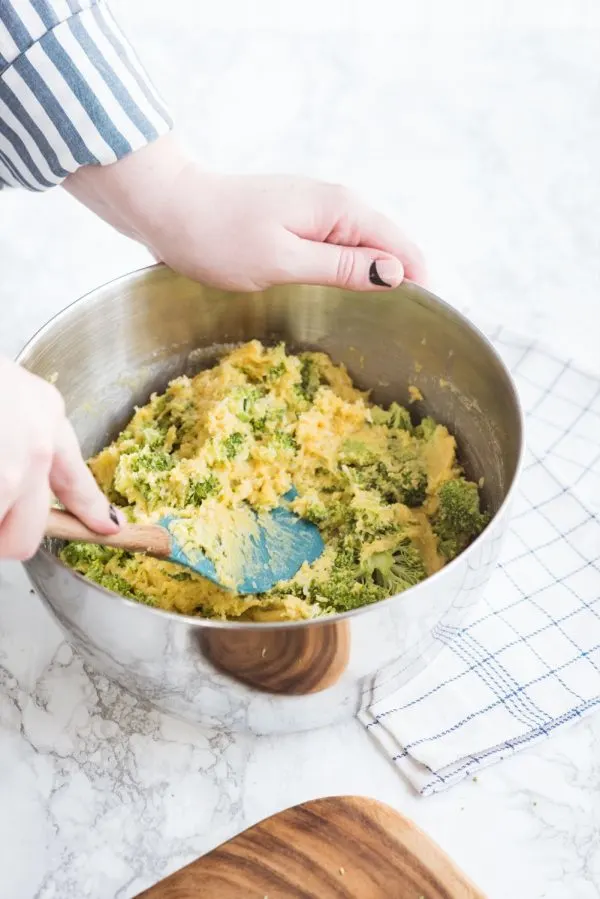 Cheesy Broccoli Cornbread Recipe | Easy recipes, entertaining tips, party ideas, party appetizers and more from @cydconverse