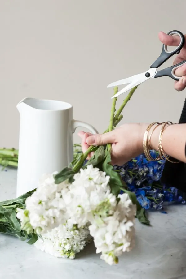 How to Keep Flowers Fresh | Tips for keeping cut flowers fresh longer plus entertaining tips, recipes, party ideas and more from @cydconverse
