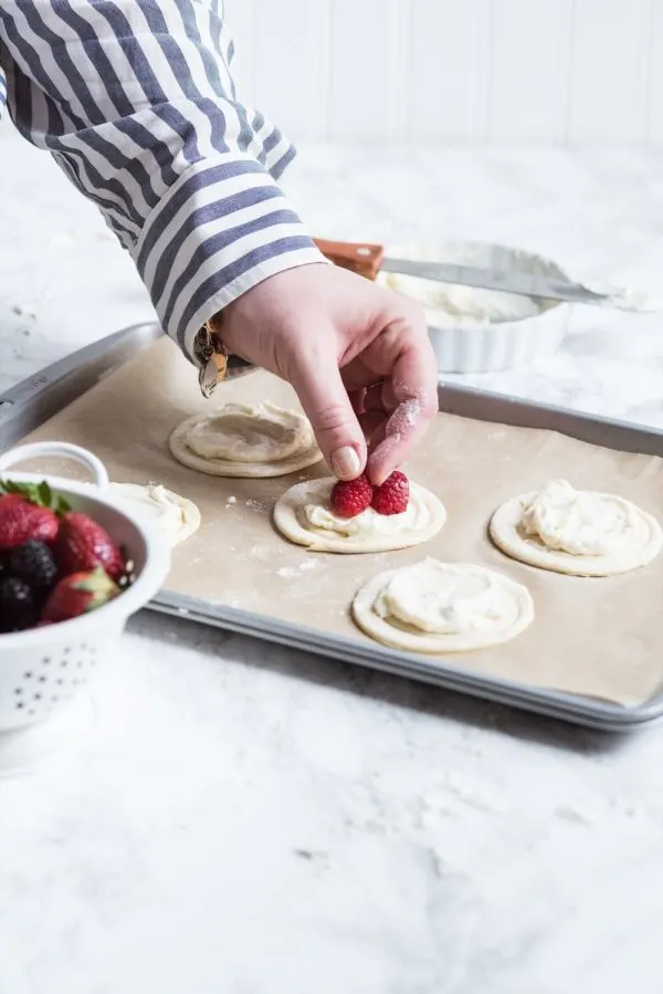 Berry + Cream Cheese Breakfast Pastries | Mother's Day ideas, Mother's Day brunch recipes, puff pastry recipes, entertaining tips, party ideas and more from @cydconverse