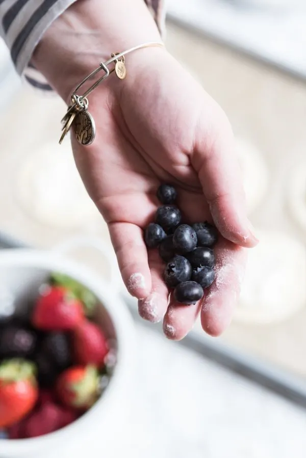 Berry + Cream Cheese Breakfast Pastries | Mother's Day ideas, Mother's Day brunch recipes, puff pastry recipes, entertaining tips, party ideas and more from @cydconverse