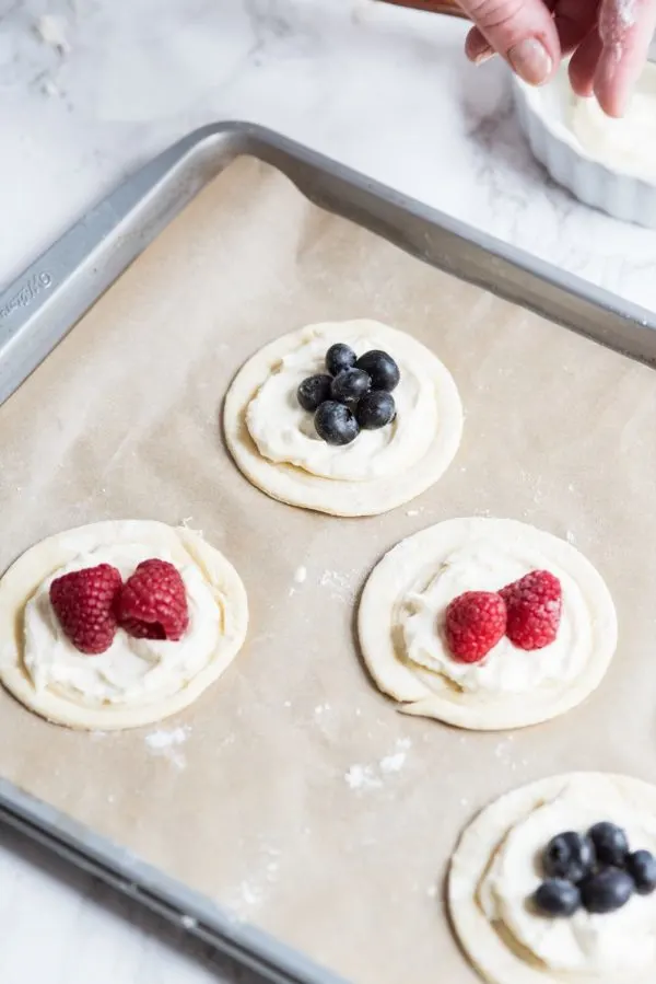 Berry + Cream Cheese Breakfast Pastries | Mother's Day ideas, Mother's Day brunch recipes, puff pastry recipes, entertaining tips, party ideas and more from @cydconverse