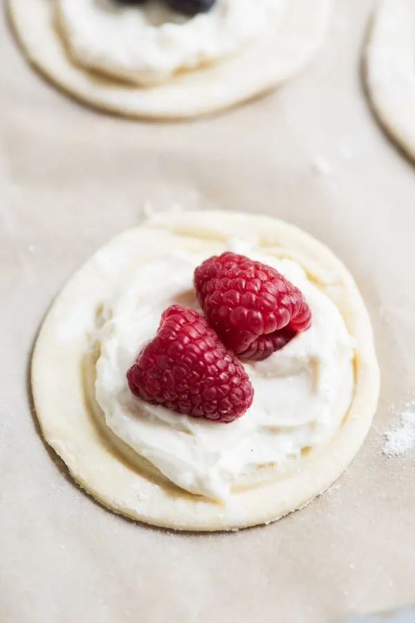 Berry + Cream Cheese Breakfast Pastries | Mother's Day ideas, Mother's Day brunch recipes, puff pastry recipes, entertaining tips, party ideas and more from @cydconverse