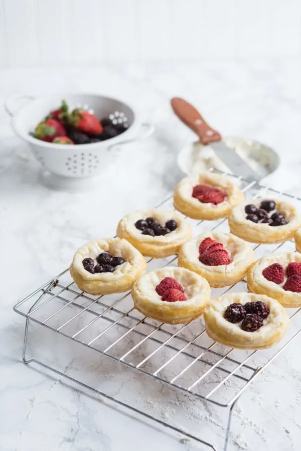 Berry + Cream Cheese Breakfast Pastries | Mother's Day ideas, Mother's Day brunch recipes, puff pastry recipes, entertaining tips, party ideas and more from @cydconverse