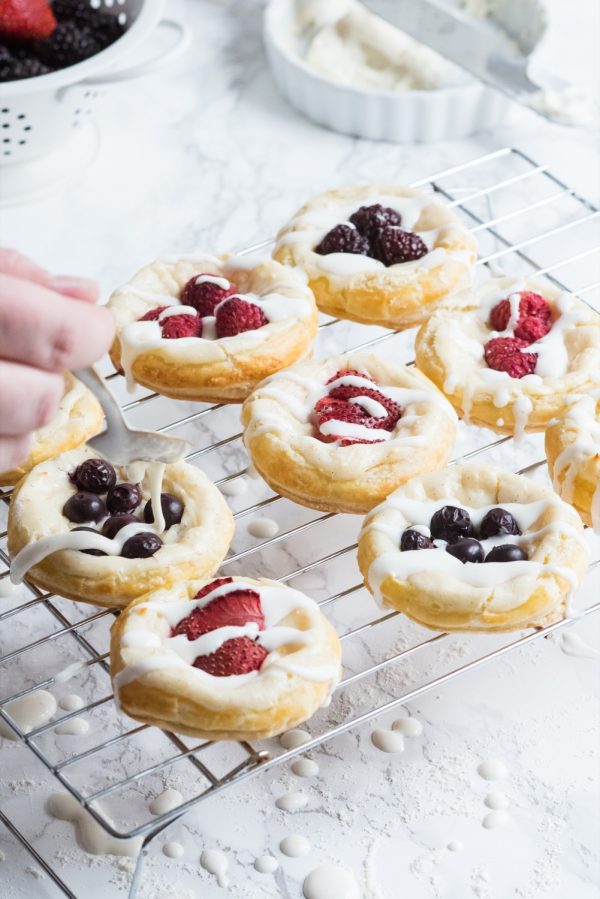 Berry + Cream Cheese Breakfast Pastries | Mother's Day ideas, Mother's Day brunch recipes, puff pastry recipes, entertaining tips, party ideas and more from @cydconverse