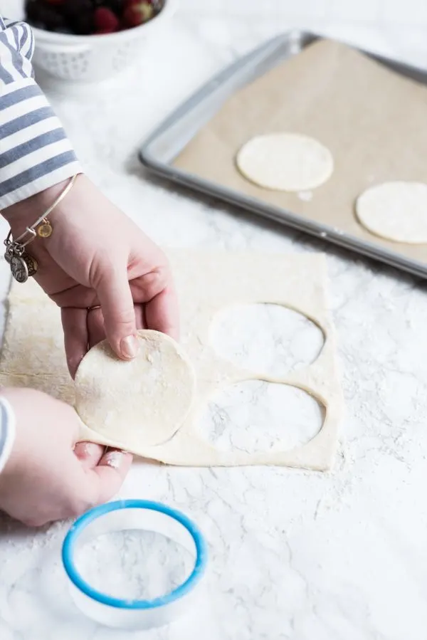 Berry + Cream Cheese Breakfast Pastries | Mother's Day ideas, Mother's Day brunch recipes, puff pastry recipes, entertaining tips, party ideas and more from @cydconverse