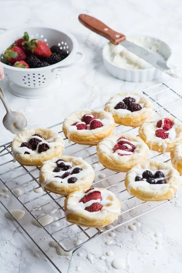 Berry + Cream Cheese Breakfast Pastries | Mother's Day ideas, Mother's Day brunch recipes, puff pastry recipes, entertaining tips, party ideas and more from @cydconverse