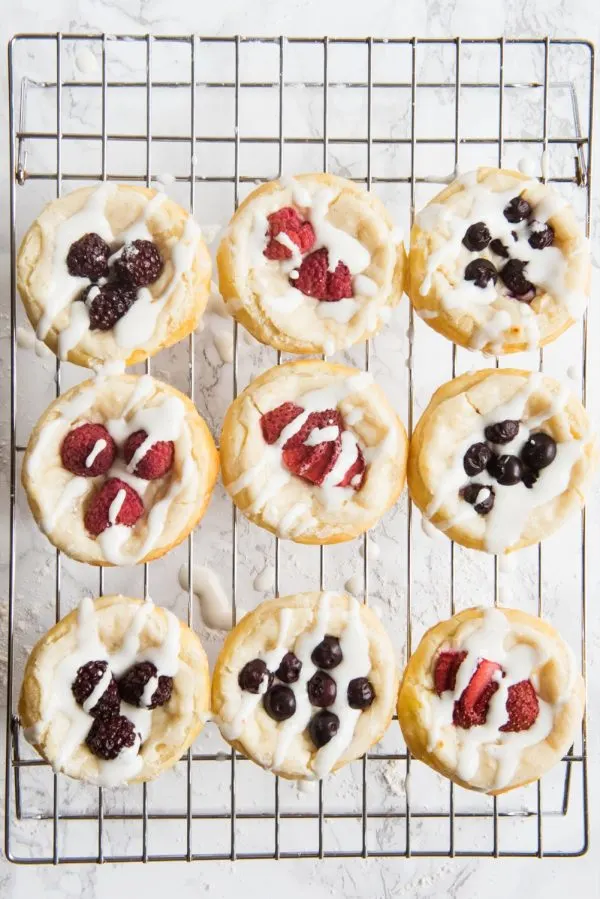 Berry + Cream Cheese Breakfast Pastries | Mother's Day ideas, Mother's Day brunch recipes, puff pastry recipes, entertaining tips, party ideas and more from @cydconverse