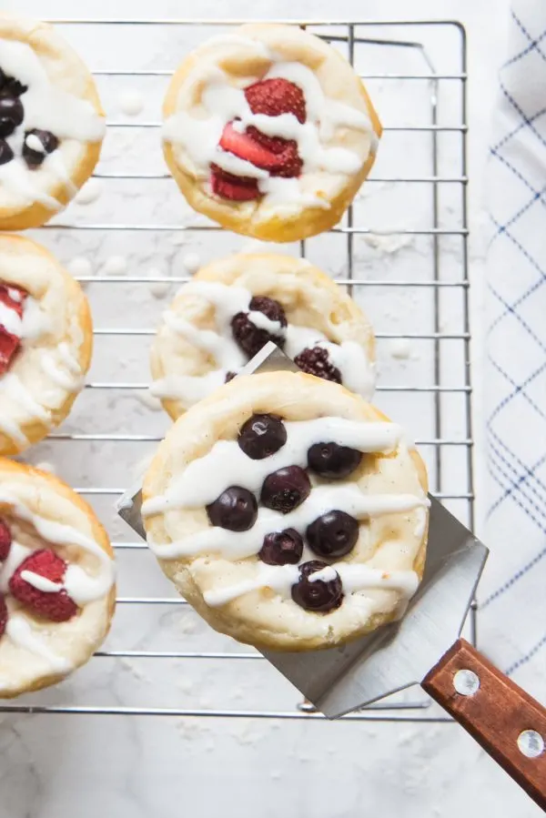 Berry + Cream Cheese Breakfast Pastries | Mother's Day ideas, Mother's Day brunch recipes, puff pastry recipes, entertaining tips, party ideas and more from @cydconverse