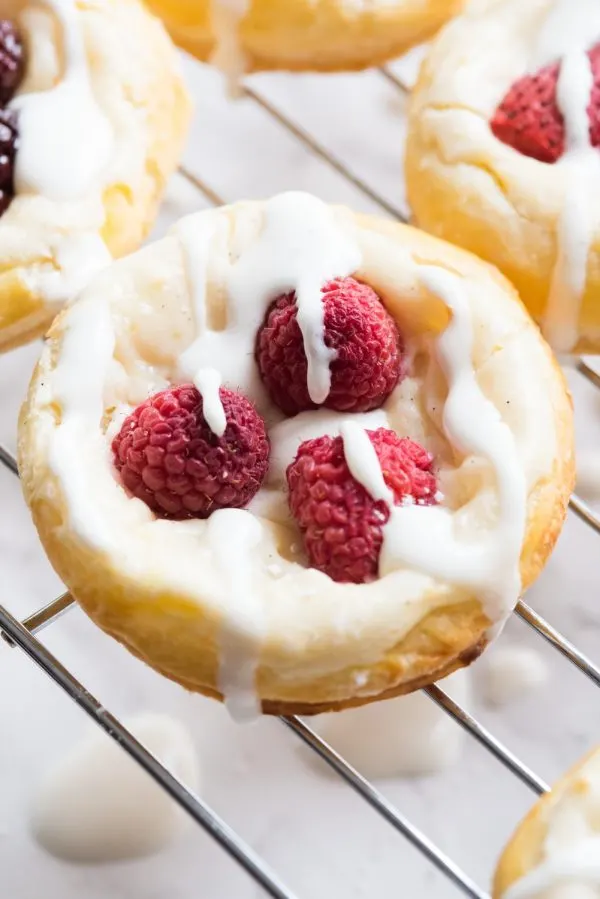 Berry + Cream Cheese Breakfast Pastries | Mother's Day ideas, Mother's Day brunch recipes, puff pastry recipes, entertaining tips, party ideas and more from @cydconverse