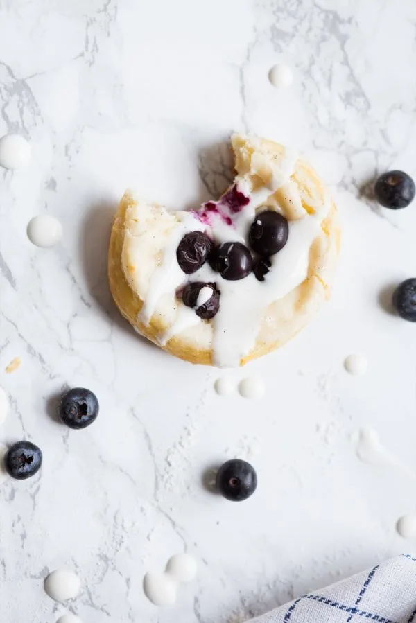 Berry + Cream Cheese Breakfast Pastries | Mother's Day ideas, Mother's Day brunch recipes, puff pastry recipes, entertaining tips, party ideas and more from @cydconverse