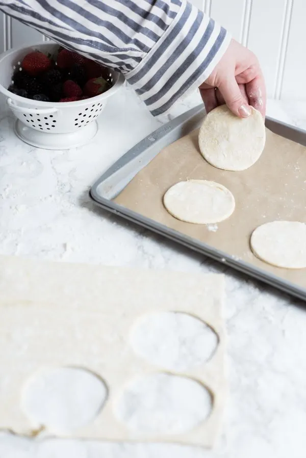 Berry + Cream Cheese Breakfast Pastries | Mother's Day ideas, Mother's Day brunch recipes, puff pastry recipes, entertaining tips, party ideas and more from @cydconverse