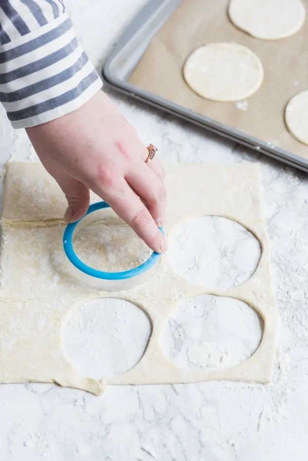 Berry + Cream Cheese Breakfast Pastries | Mother's Day ideas, Mother's Day brunch recipes, puff pastry recipes, entertaining tips, party ideas and more from @cydconverse