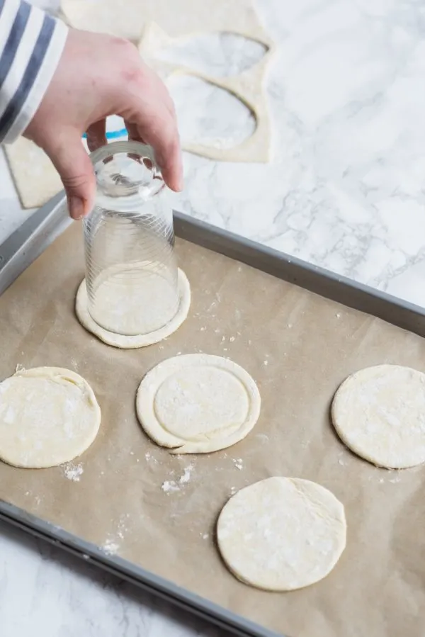 Berry + Cream Cheese Breakfast Pastries | Mother's Day ideas, Mother's Day brunch recipes, puff pastry recipes, entertaining tips, party ideas and more from @cydconverse