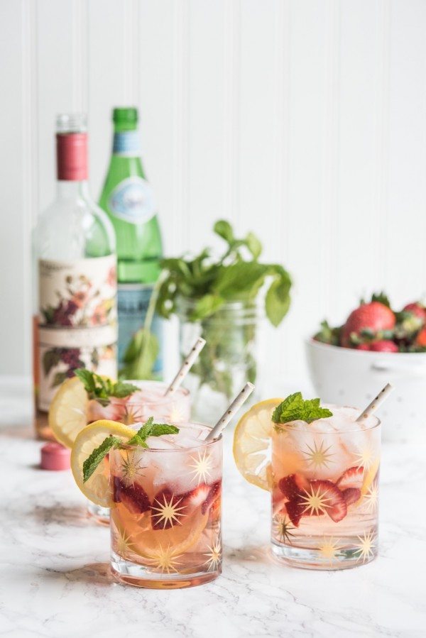 A Summery Rosé Spritzer Cocktail | Cocktail recipes, entertaining ideas, party recipes, party ideas and more from @cydconverse