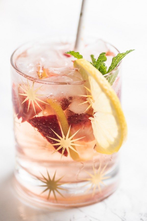 A Summery Rosé Spritzer Cocktail | Cocktail recipes, entertaining ideas, party recipes, party ideas and more from @cydconverse