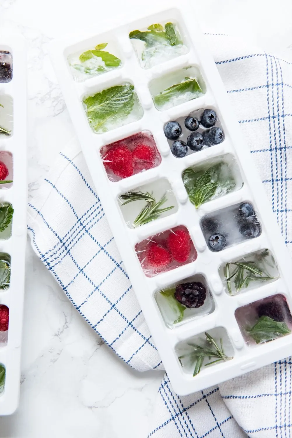 Homemade Berry Ice Cubes | Summer entertaining, summer party ideas and more from @cydconverse
