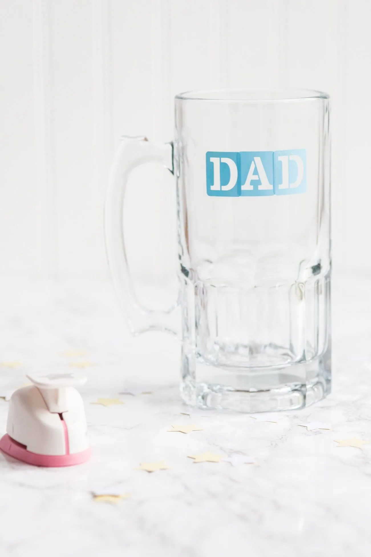 DIY Etched Beer Mugs for Father's Day | Father's Day gift ideas, DIY projects, homemade gifts ideas, homemade Father's Day gifts, entertaining tips and more from @cydconverse