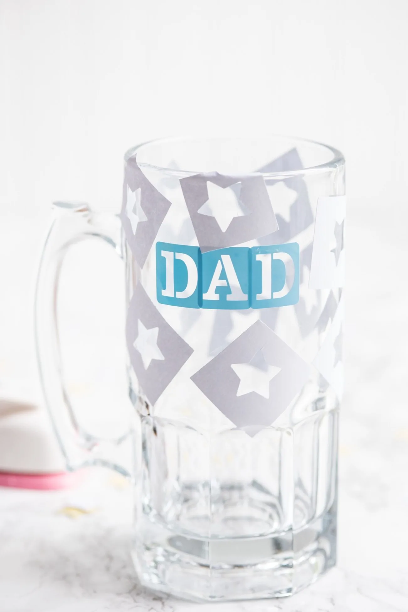 DIY Etched Beer Mugs for Father's Day | Father's Day gift ideas, DIY projects, homemade gifts ideas, homemade Father's Day gifts, entertaining tips and more from @cydconverse