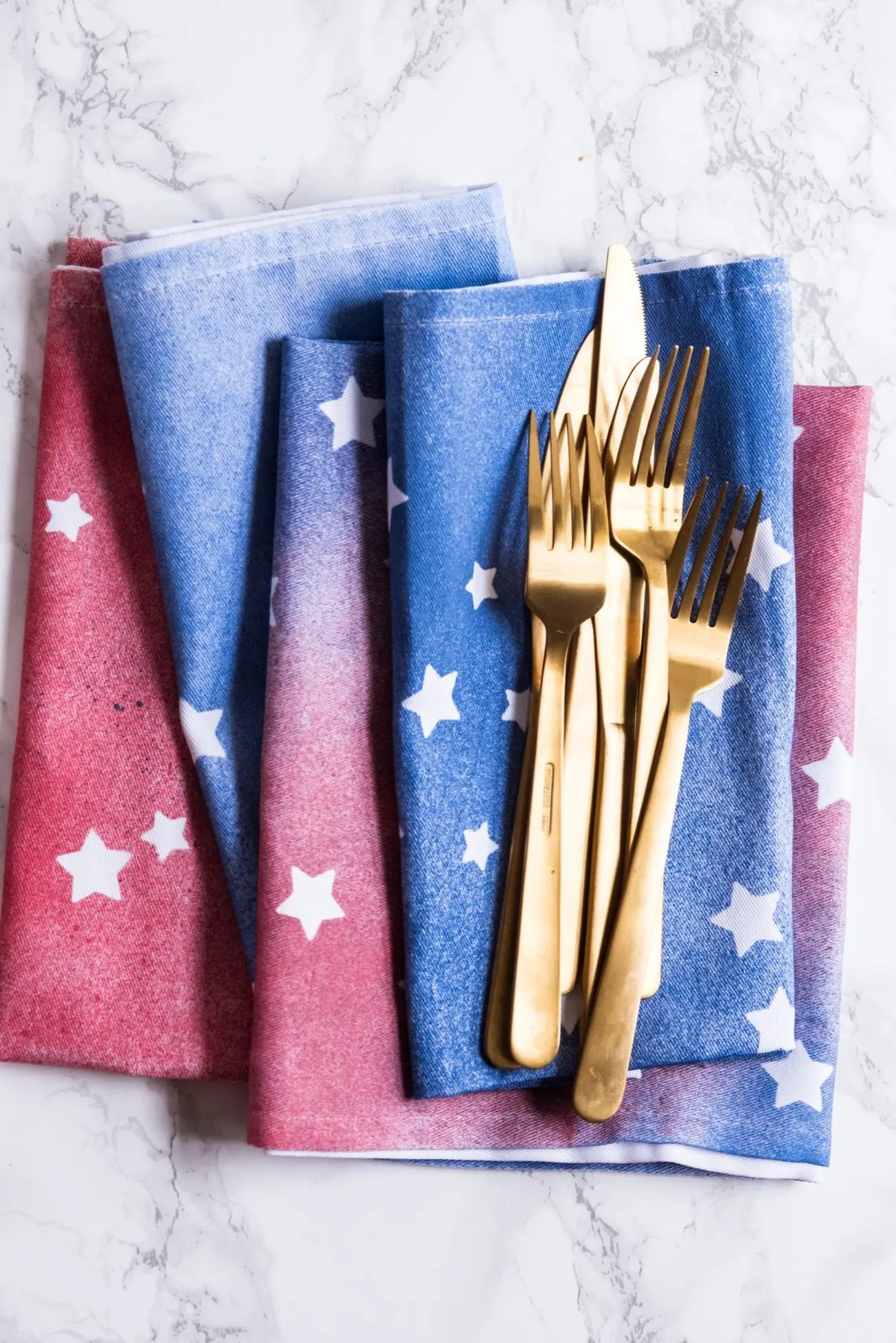 DIY Star Spangled Napkins | 4th of July craft ideas, 4th of July recipes, entertaining tips and party ideas from @cydconverse