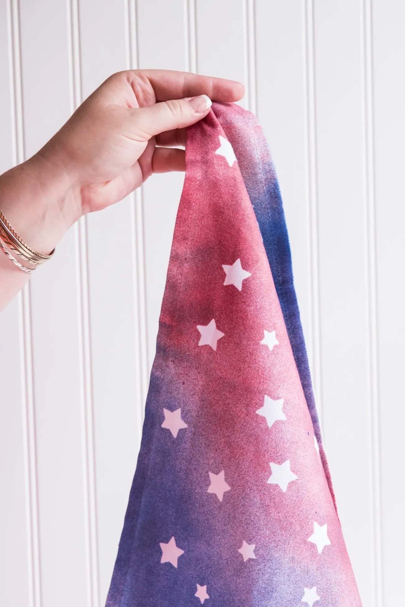 DIY Star Spangled Napkins | 4th of July craft ideas, 4th of July recipes, entertaining tips and party ideas from @cydconverse