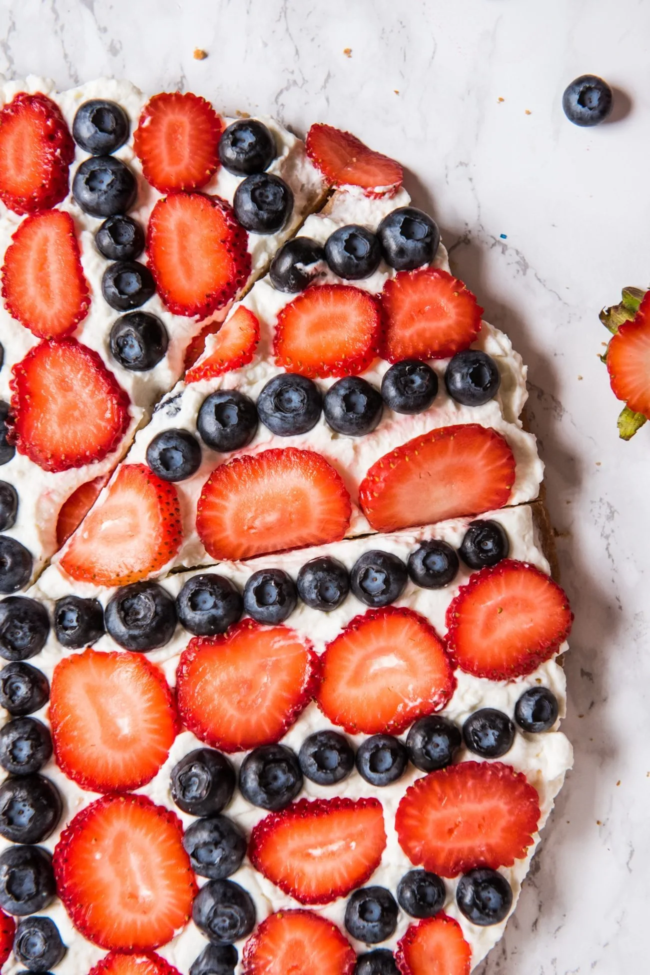 4th of July Desserts: Red, White and Blue Berry Fruit Pizza | 4th of July recipes, entertaining tips, party ideas, 4th of July ideas and more from @cydconverse