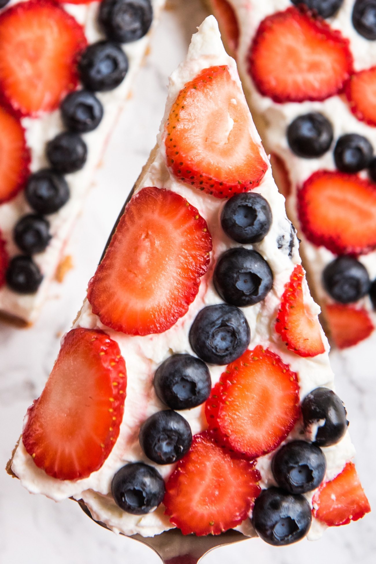 4th of July Desserts: Red, White and Blue Berry Fruit Pizza | 4th of July recipes, entertaining tips, party ideas, 4th of July ideas and more from @cydconverse