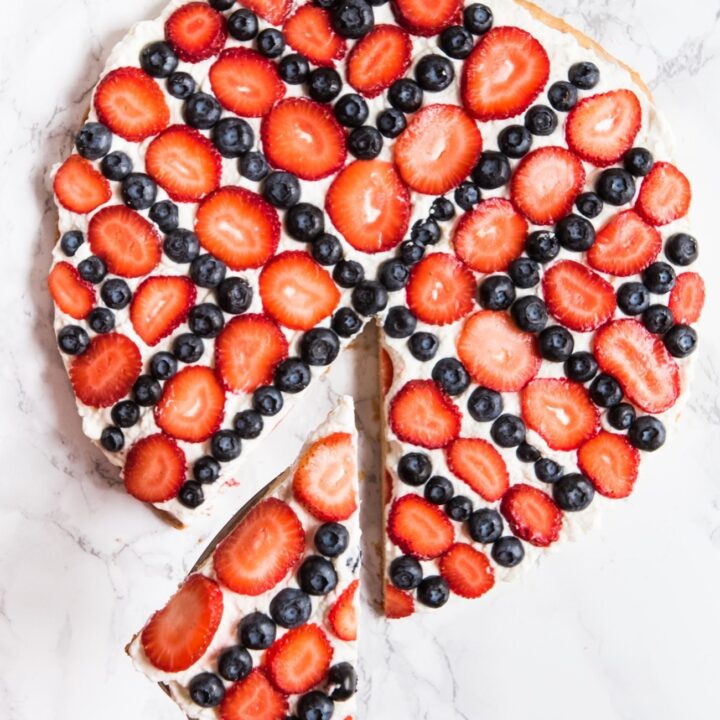 4th of July Desserts: Red, White and Blue Berry Fruit Pizza | 4th of July recipes, entertaining tips, party ideas, 4th of July ideas and more from @cydconverse