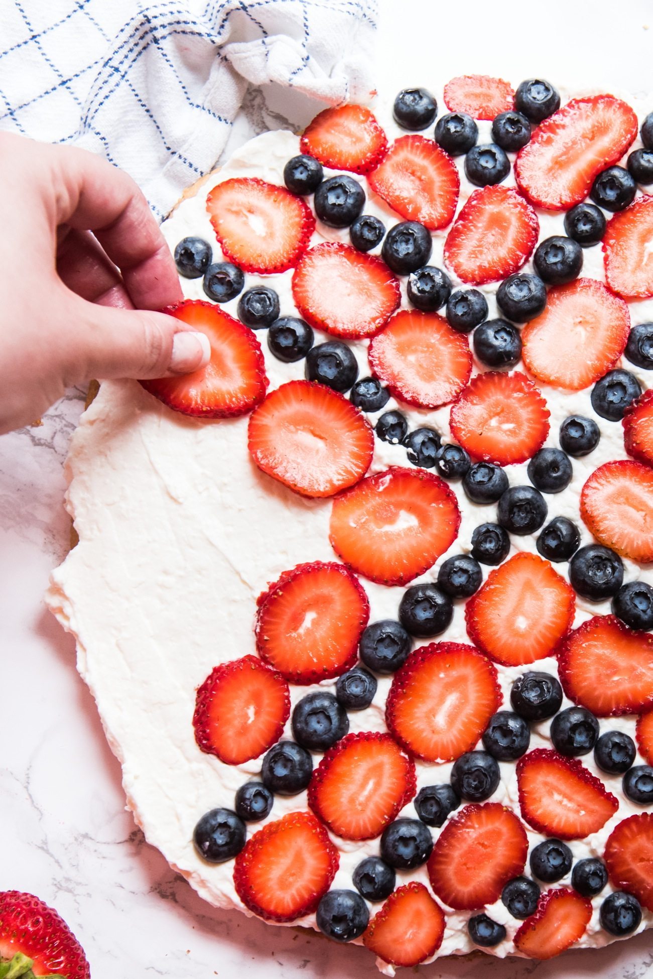 4th of July Desserts: Red, White and Blue Berry Fruit Pizza | 4th of July recipes, entertaining tips, party ideas, 4th of July ideas and more from @cydconverse