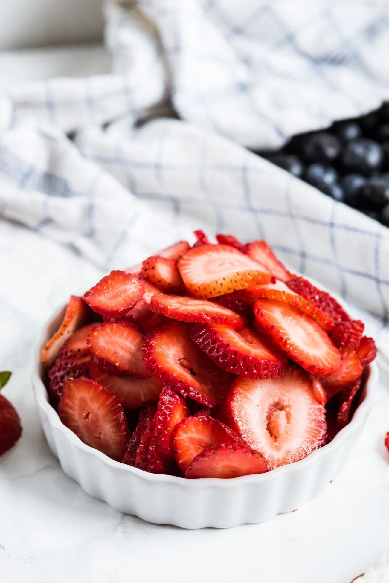 4th of July Desserts: Red, White and Blue Berry Fruit Pizza | 4th of July recipes, entertaining tips, party ideas, 4th of July ideas and more from @cydconverse