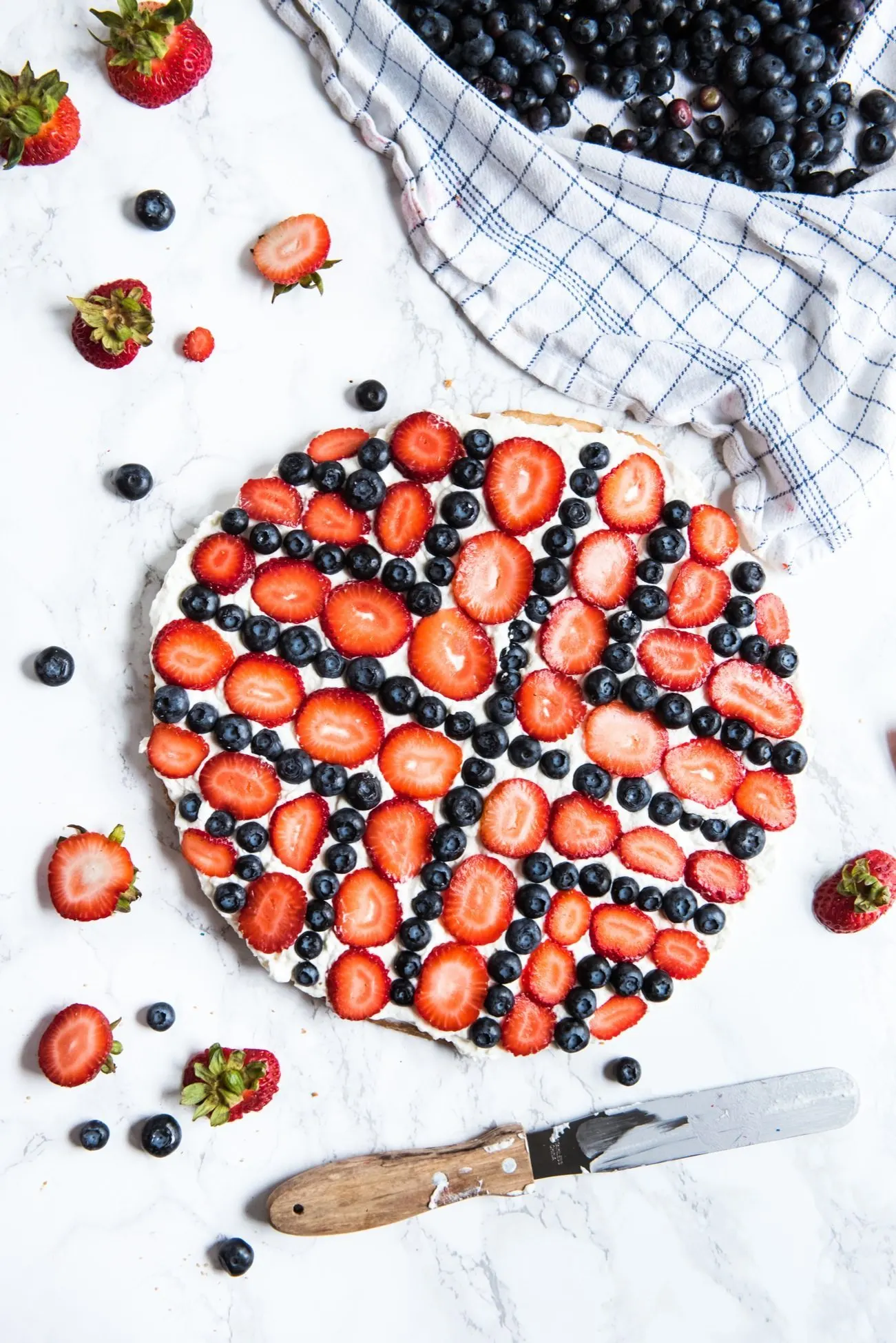 4th of July Desserts: Red, White and Blue Berry Fruit Pizza | 4th of July recipes, entertaining tips, party ideas, 4th of July ideas and more from @cydconverse