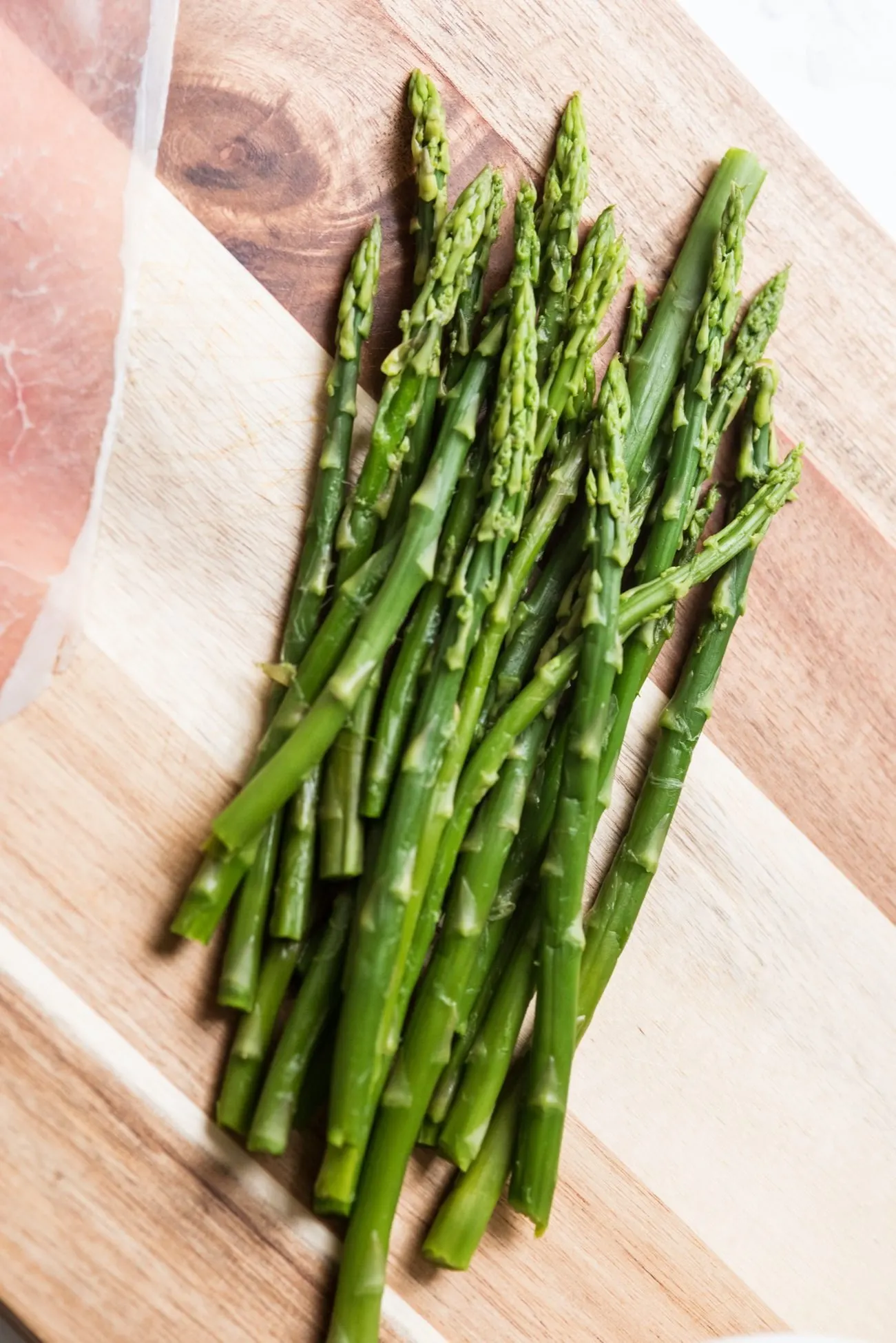 Prosciutto Wrapped Asparagus Recipe | Easy party appetizers, cocktail recipes, entertaining tips, party ideas and more from @cydconverse