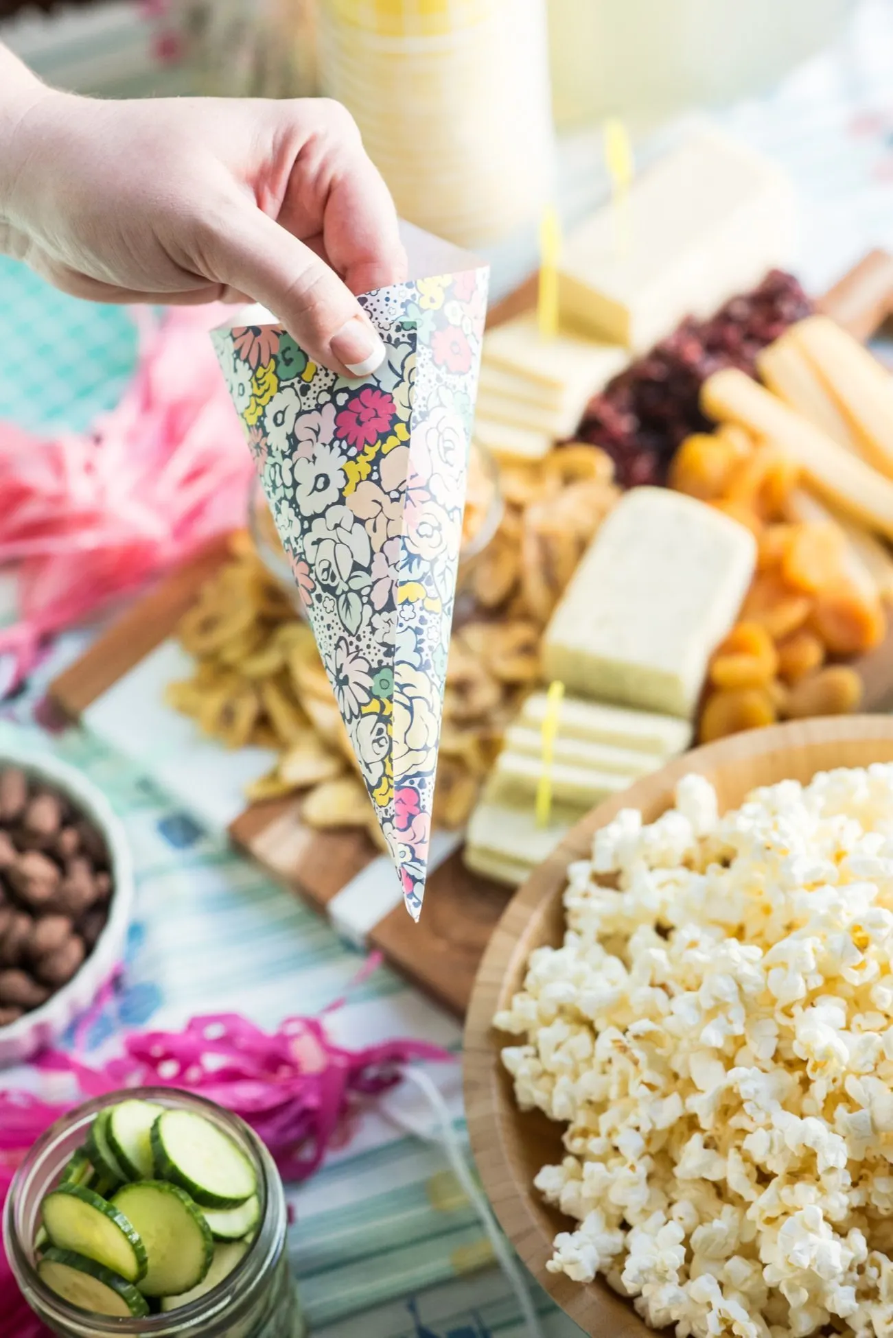 A Summer Neighborhood Lawn Party from @cydconverse + @jollytimepops | Summer party ideas, entertaining tips, party recipes and more!