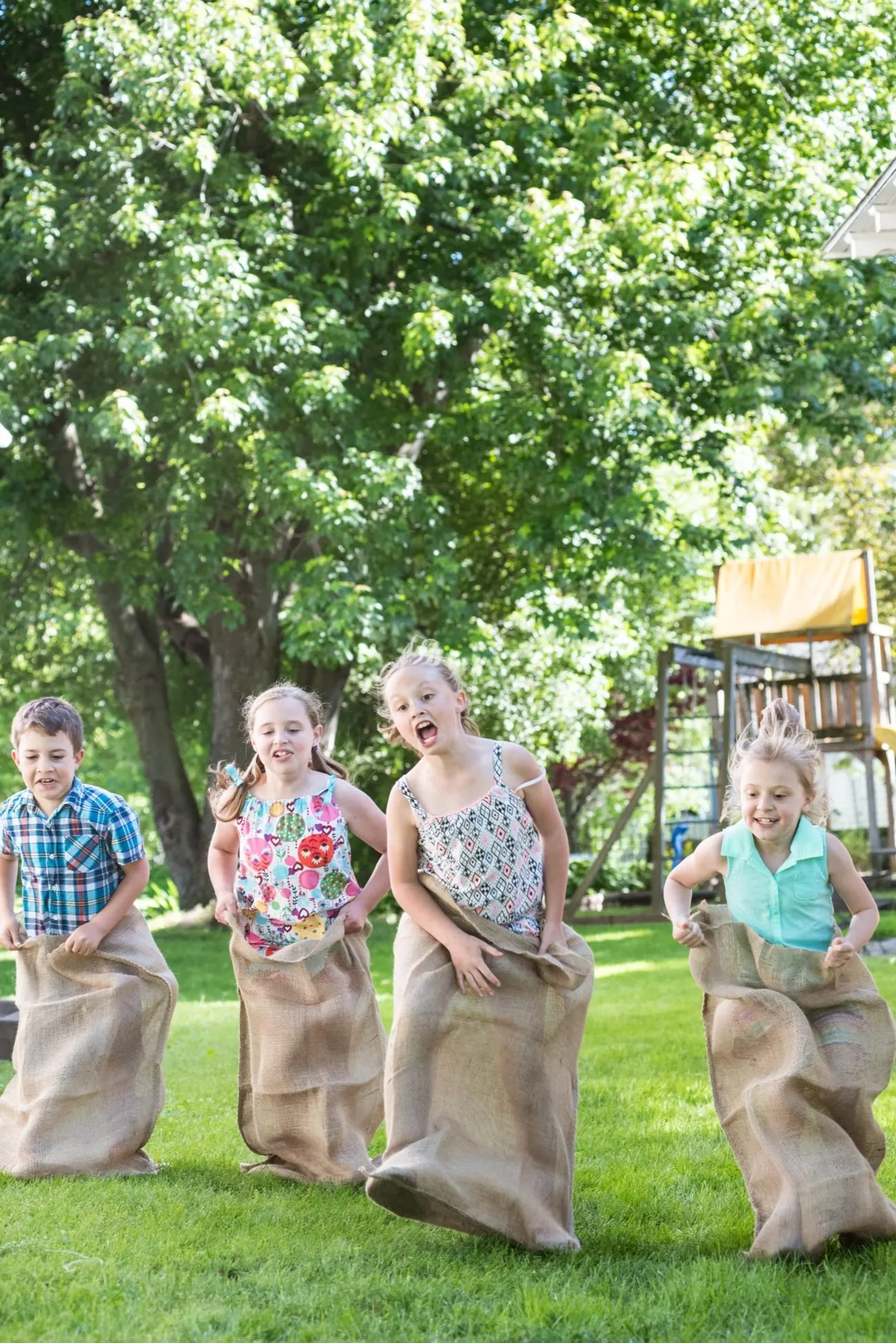 A Summer Neighborhood Lawn Party from @cydconverse + @jollytimepops | Summer party ideas, entertaining tips, party recipes and more!