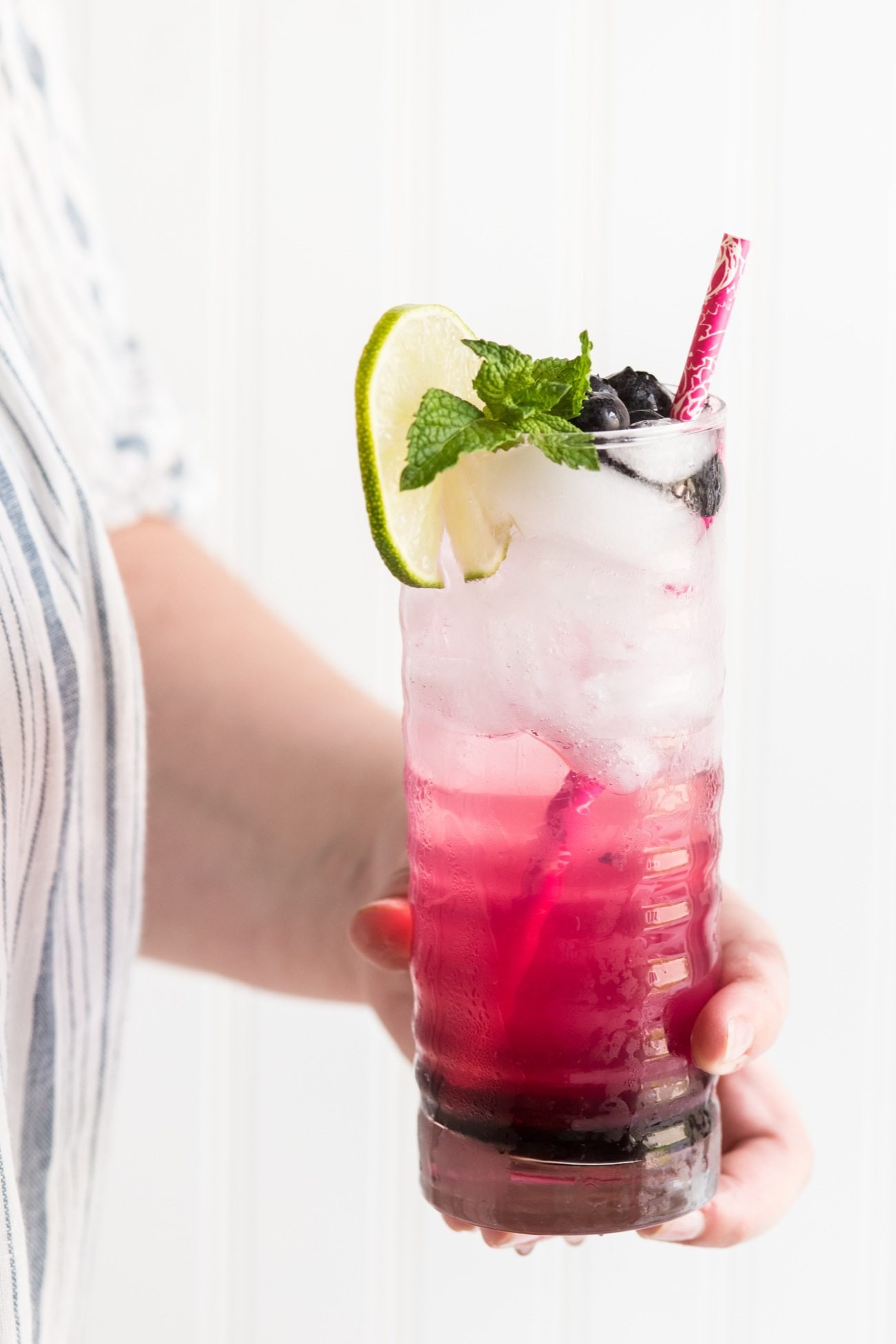 Blueberry Mojito Recipe | Summer cocktail recipes, entertaining tips, party ideas, summer recipes and more from @cydconverse