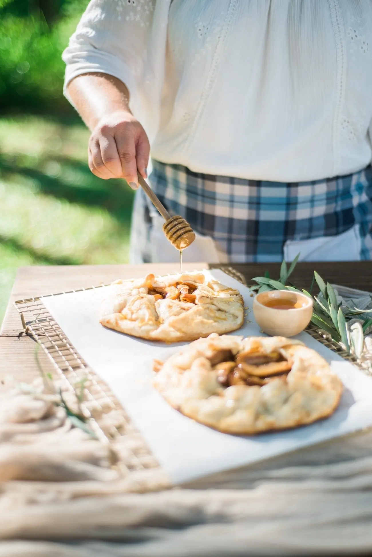 A Garden to Table Fall Dinner Party | Entertaining tips, party ideas, dinner party recipes, cocktail recipes and more from @cydconverse