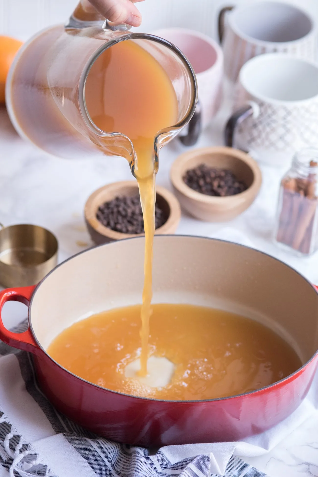 Easy Stovetop or Slow Cooker Mulled Apple Cider Recipe | Fall entertaining ideas, entertaining tips, party ideas, party recipes