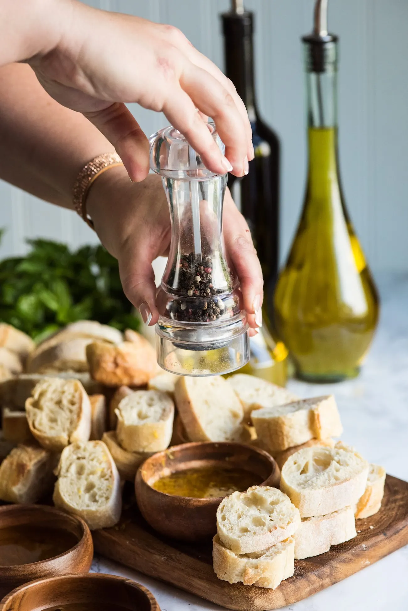 Bread and Olive Oil Appetizer Dipping Station | Party appetizers, entertaining tips, party ideas, holiday entertaining tips and more from @cydconverse