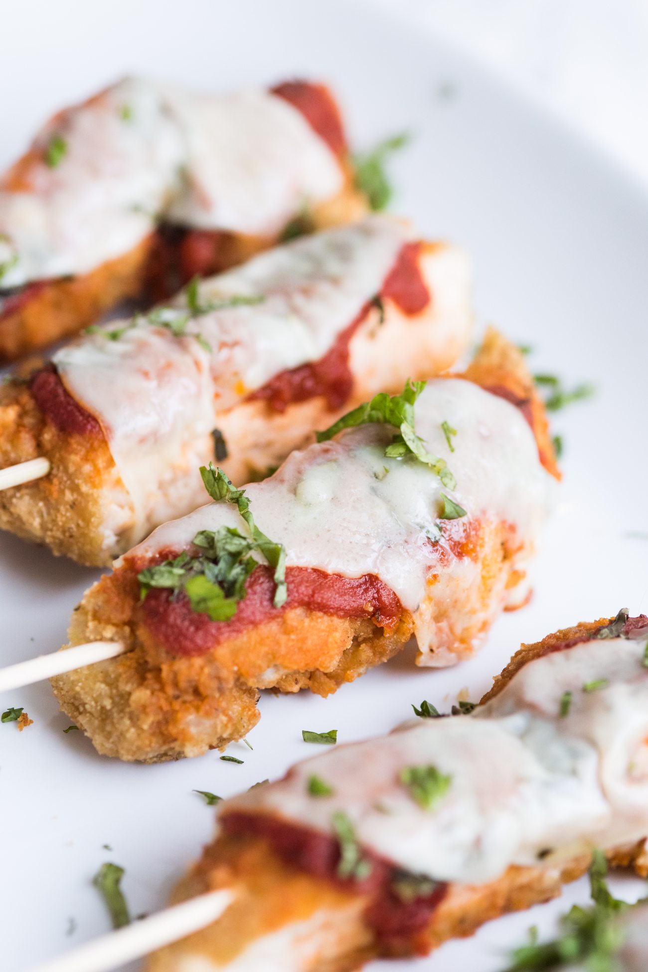 Last Minute Entertaining | Mini chicken parm on a stick from @cydconverse