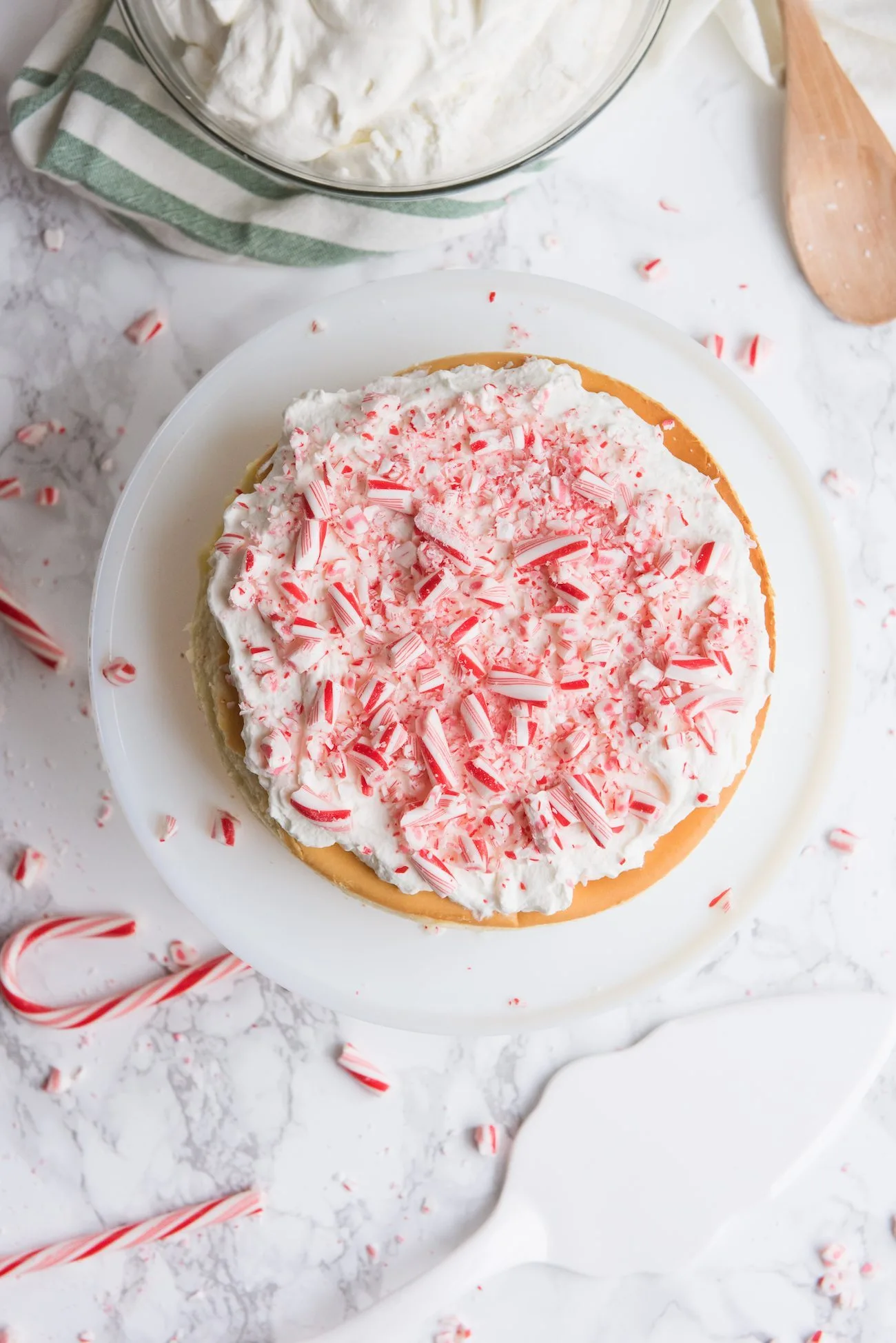 Last Minute Entertaining | An easy holiday peppermint cheesecake from @cydconverse