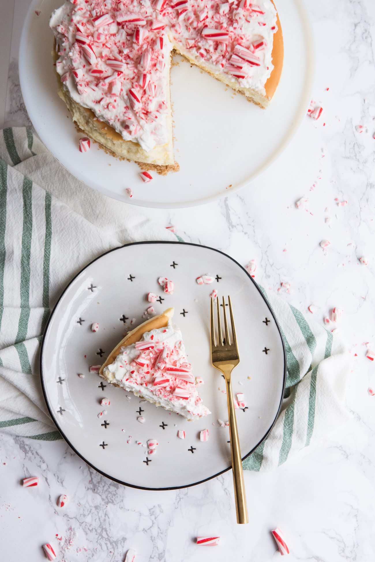 Last Minute Entertaining Tips | An easy holiday peppermint cheesecake from @cydconverse