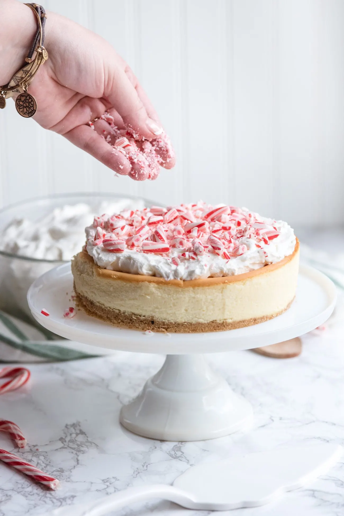 Last Minute Entertaining Tips | An easy holiday peppermint cheesecake from @cydconverse