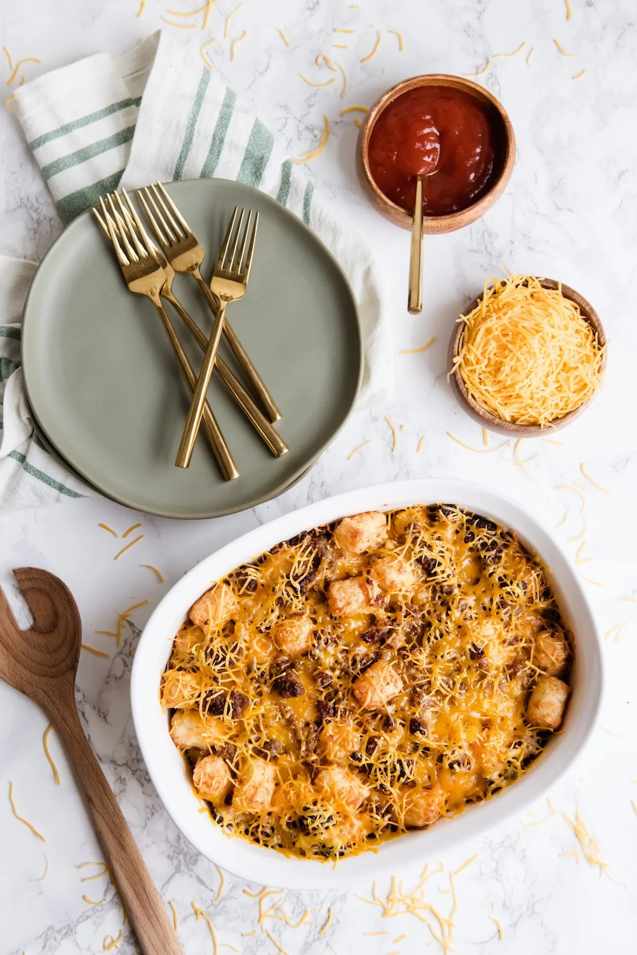 Last Minute Entertaining Tips | Easy make ahead sausage breakfast casserole from @cydconverse