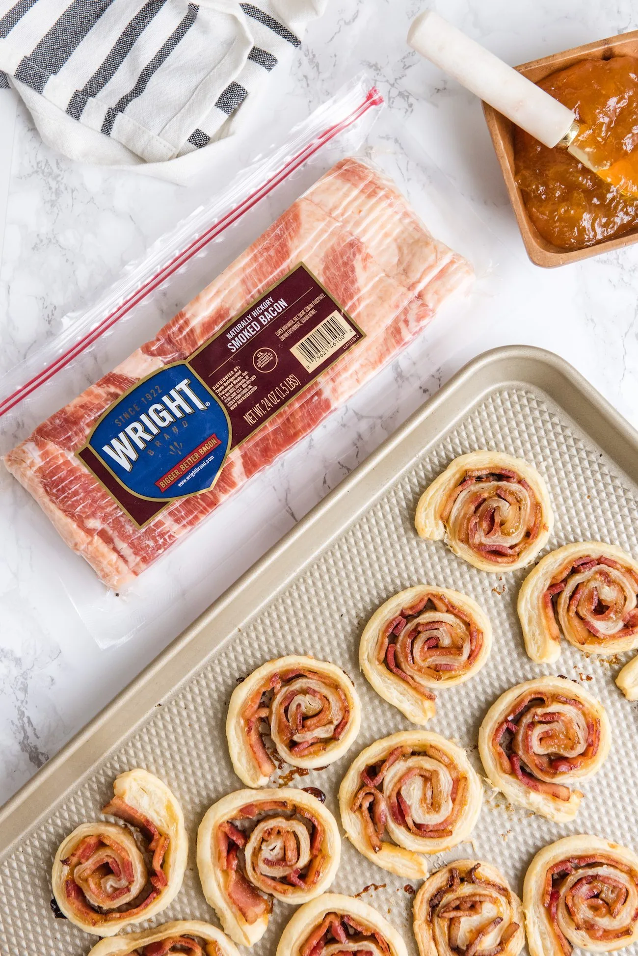 Last Minute Entertaining Tips | Bacon and jam pinwheel appetizers from @cydconverse