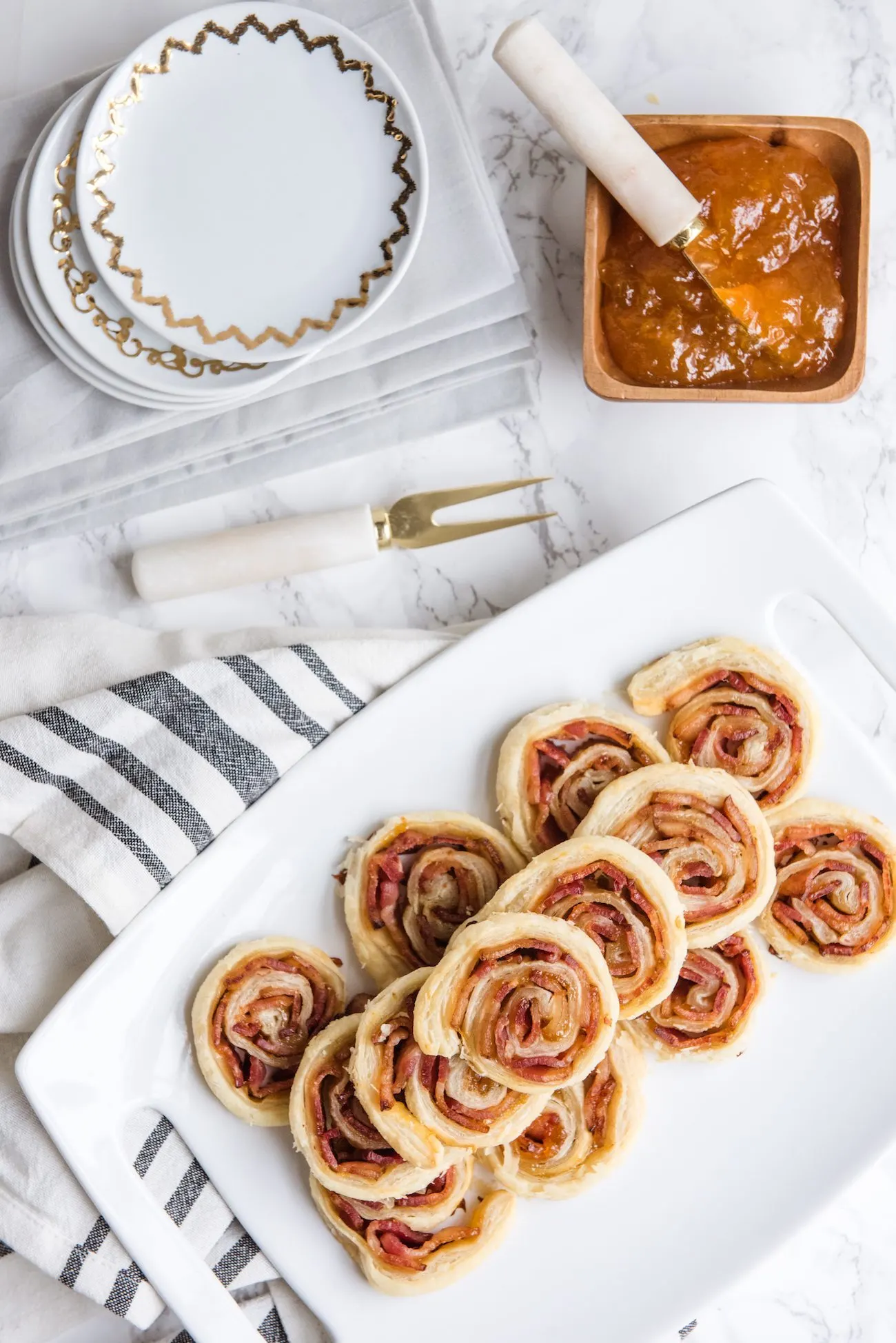 Last Minute Entertaining Tips | Bacon and jam pinwheel appetizers from @cydconverse